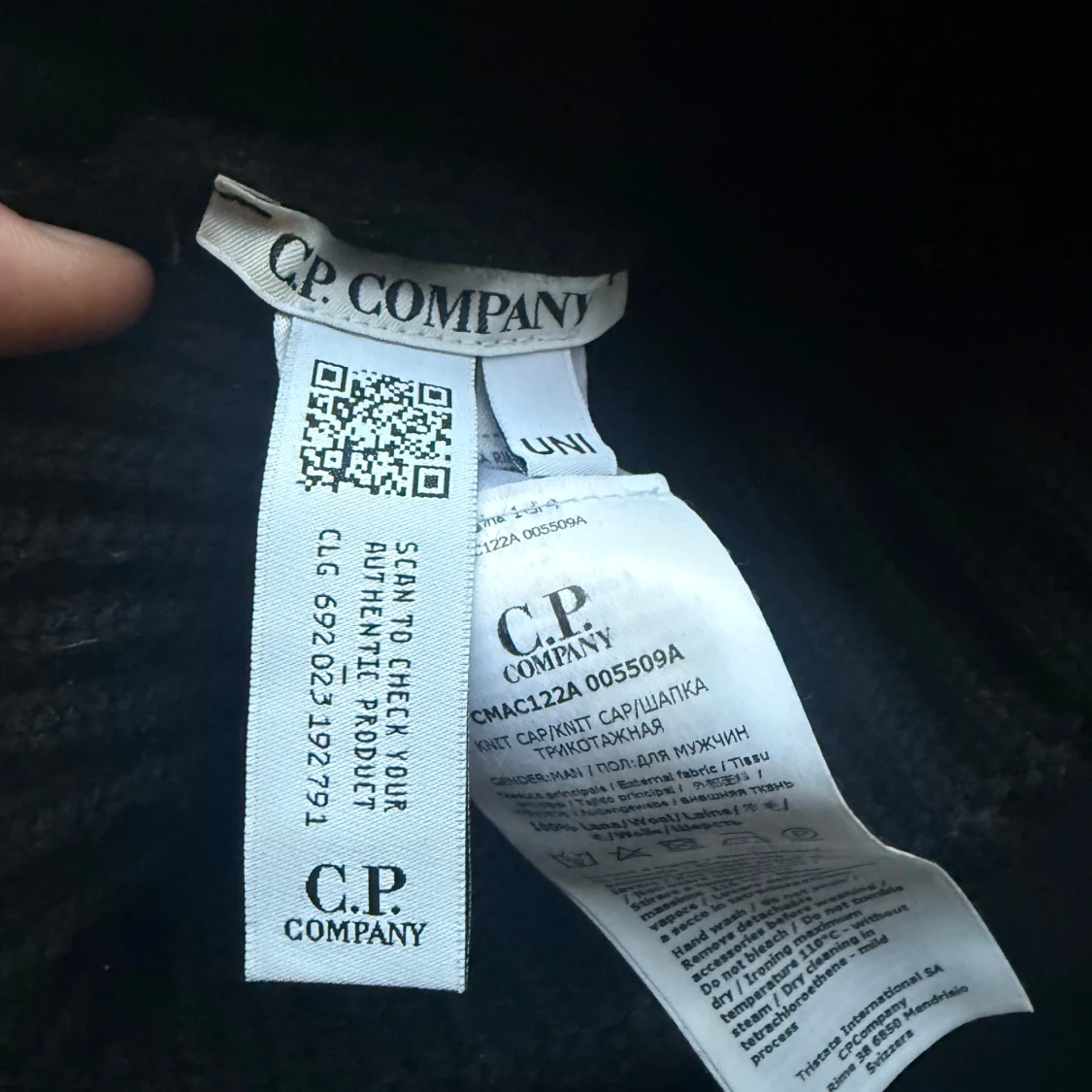 Svart ribbstickad mössa med glasögondetalj från C.P. Company - 3