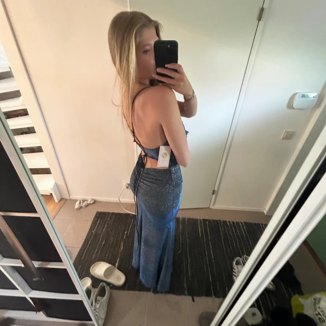 Glittrig blåskiftande långklänning