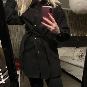 Svart kappa - Säljer nu min svarta kappa från Vero Moda då den inte kommer till användning. Den är använd cirka 2 gånger.