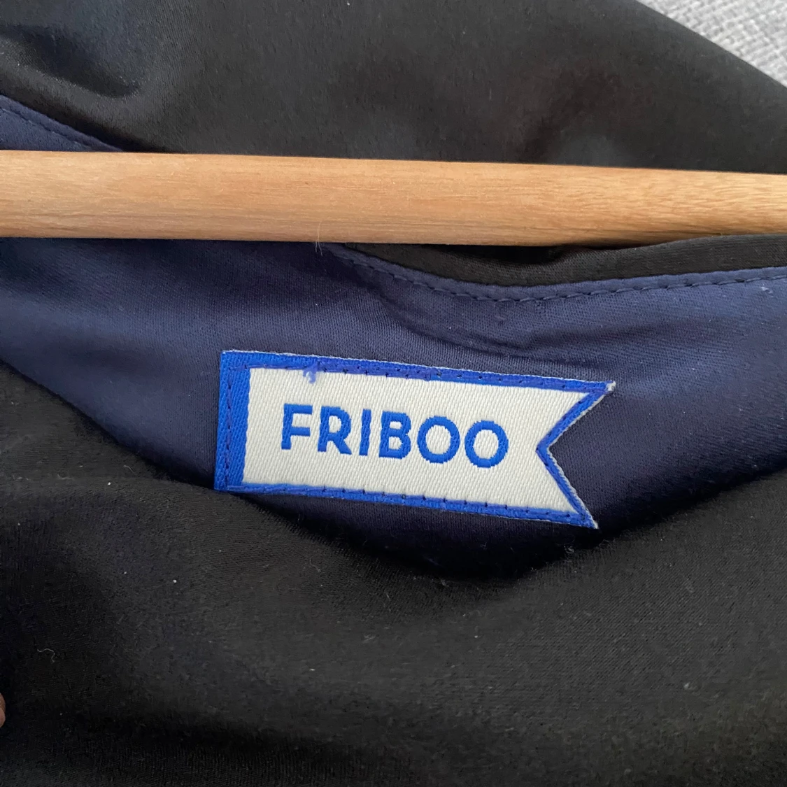 Marinblå klänning med svart ”volang” från Friboo - 2