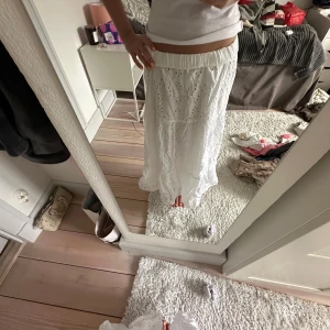 Vit långkjol  - Säljer en vit långkok perfekt till sommaren! Skriv vid frågor! ❤️🥰