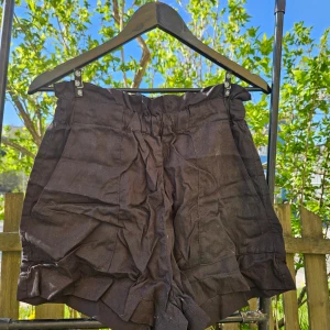 Svarta shorts med hög midja OBS skrynklig på bild - Säljer ett par svarta shorts med hög midja. Levereras nytvättade och strukna. 