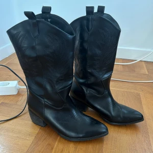 Svarta cowboy boots - Säljer ett par svarta cowboy boots från Boohoo i storlek 38✨