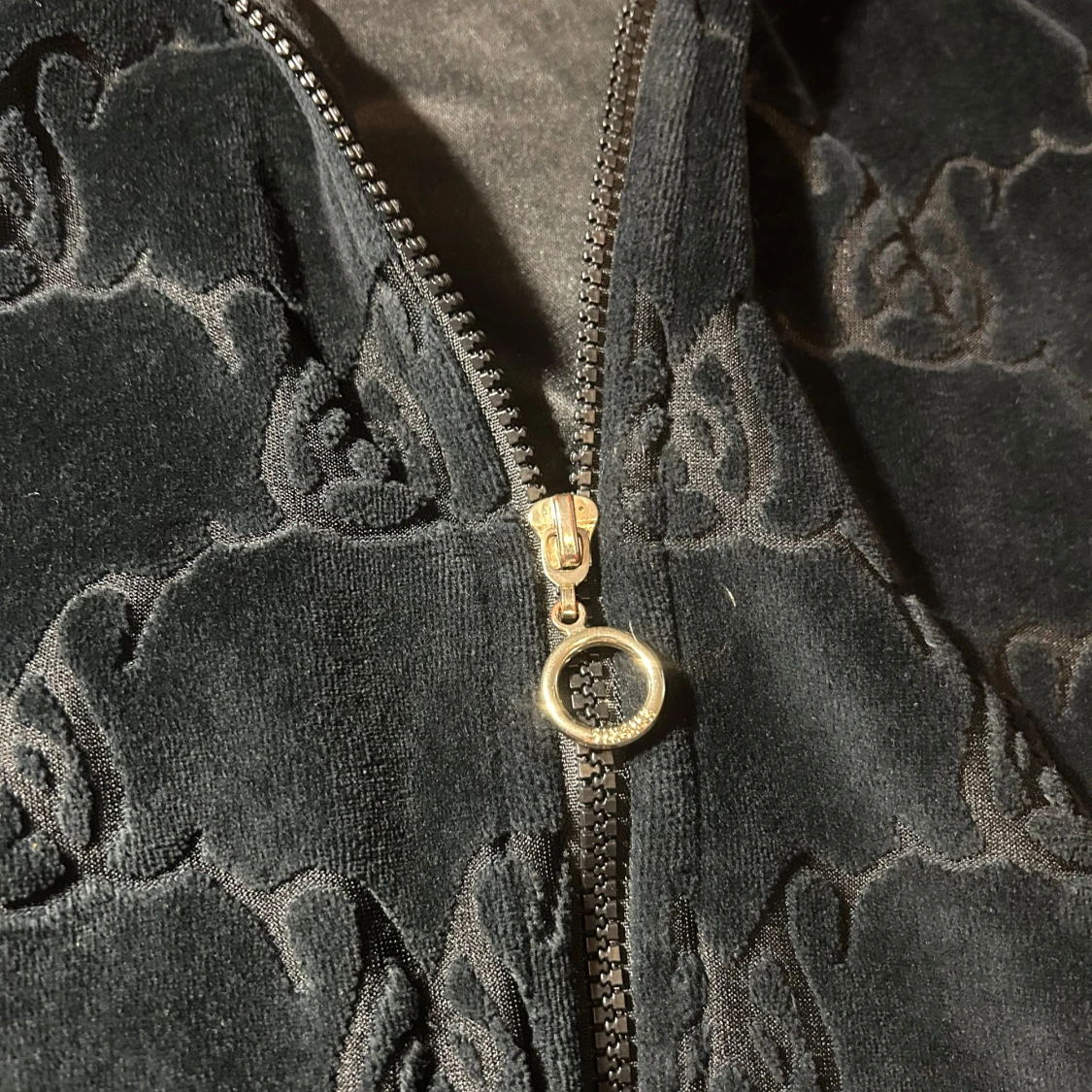 Svart bomberjacka från SikSilk med gulddetaljer - 1