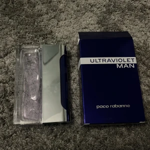 Ultraviolet Man parfym från Paco Rabanne - Ultraviolet Man från Paco Rabanne är en herrparfym med modern design. Flaskan är transparent med silver- och blåmetallic detaljer, och kommer i en stilren blå kartong. Doften är fräsch och maskulin, perfekt för dig som gillar unika parfymer.