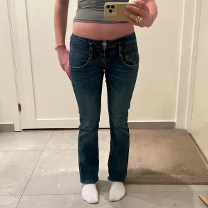 Lågmidjade mörkblå jeans - As snygga mörkblå jeans med detaljerade fickor! 