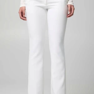 Vita bootcut kostymbyxor - Snygga vita kostymbyxor med normal midja. Byxorna har klassisk design med fickor och bälteshällor, perfekta för en clean och stilren look.