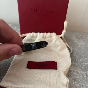 Valentino armband svart/silver/svart - Valentino armband svart med silver/svarta nitar, nyskick, använd 3 gånger, allt på bilden ingår, storleken är justerbar. 