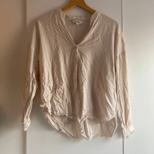Beige blus - Beige blus från Kappahl. Säljs då den inte kommer till användning. Har en strykt den så därför är den så skrynklig. Jättefint skick och skönt material💗