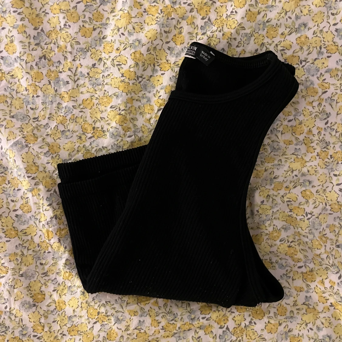 Svart ribbad linnetopp från Chiquelle  - 3