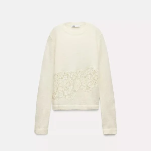 Vit stickad tröja med spetsdetalj från Zara - Reserverad!! Säljer en vit stickad tröja från Zara med lång ärm och spetsdetalj över magen. Har använts ett fåtal gånger och har därmed inga defekter.