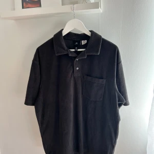 Svart pikétröja från H&M - Säljer en svart pikétröja från H&M i frotté material. Storlek M
