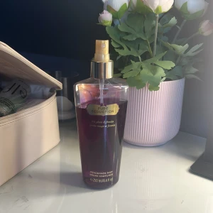 Pure Seduction Fragrance Mist från Victoria's Secret💜 - En lyxig body mist från Victoria's Secret i doften Pure Seduction. Flaskan är genomskinlig med rödrosa vätska och har en guldfärgad spraykork. Perfekt för dig som gillar fruktiga och blommiga dofter.