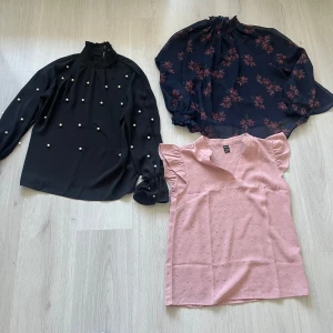 Svarta leggings i skinnimitation - Säljer ett par svarta leggings i skinnimitation med hög midja. De har en tight passform och ger en cool look till outfiten. Perfekta att styla med en oversized tröja eller en snygg topp.