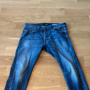 Replay Waitom regular fit jeans - Säljer ett par klassiska blå jeans från Replay, modell Waitom. Byxorna har normal passform. Bara å skriva vid funderingar