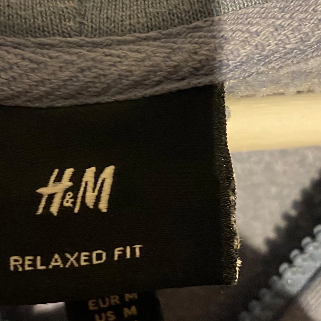 Ljusblå hoodie med dragkedja från H&M - 2