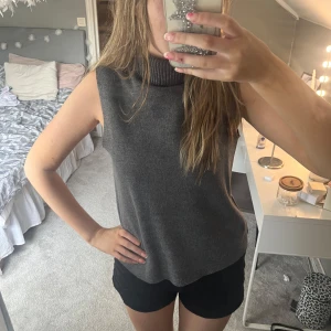Zara topp polo💕 - Superfin grå ärmlös topp med polokrage från Zara i storlek S!💕💕