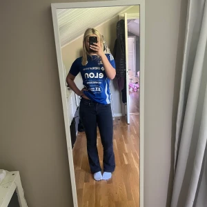 Svarta bootcut jeans - Säljer ett par svarta jeans med bootcut passform. Klassisk femficksmodell med knapp och dragkedja framtill. Byxorna är även lågmidjade och passar de som är runt 160! 