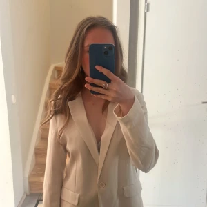 Snygg linnekavaj/blazer - Snygg kavaj/blazer i linne från HM. Perfekt för en stilren och avslappnad look. Aldrig använd så i nyskick. Finns fickor som man kan sprätta upp. Pris kan diskuteras💝
