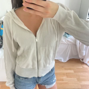 Kofta - Zip up kofta, skönt material och har luva🤗Står storlek L men skulle säga att den snarare passar xs-m