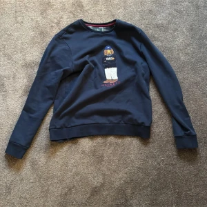 Mörkblå sweatshirt från Hackett - Mörkblå sweatshirt från Hackett. Skicket är i princip som ny och storleken är L. 