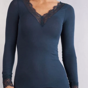 Mörkblå långärmad topp med spets - byte köp ek