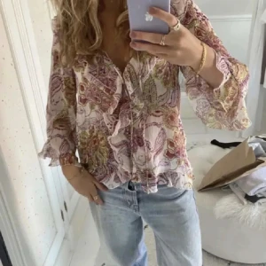 zara topp - intressekoll på min fina volang topp från zara!😊 sista bilden är min