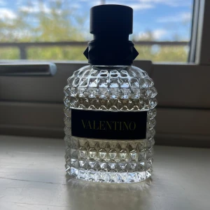 Valentino parfymflaska - Tjena! Säljer just nu en riktigt fräsch Valentino parfym. Flaskan som ny kostar 1050kr och innehåller 50ml, där av de just nu är kvar ca 43ml. Hör av er vid fler frågor och bilder. Pris kan diskuteras vid snabb affär
