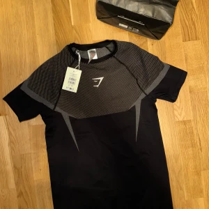 Gymshark Onyx 5.0 v5 - Säljer nu en Gymshark onyx 5.0 grey raka vägen från de limiterade droppen i london! Storlek M men som ni vet sitter de olika. Denna är den enda på hela appen!🙌Kvitto och tags finns kvar då den är helt ny! Kom gärna med bud med💬
