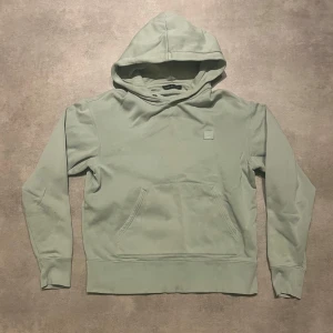 Acne studios hoodie  - Schysst acne face hoodie i en mintgrön färg. Storlek xs bör passa runt 160-170. Små fläckar men tänks absolut inte på vid användnig. Vid frågor , kontakta ! Allt gott. 