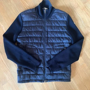 Moncler cardigan - En snygg marinblå Moncler cardigan i storlek S. Skicket är väldigt bra, enda är små defekter vid ärmarna som visas på bild. 