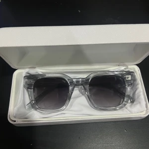 Chimi solglasögon 04 modell - Snygga solglasögon från CHIMI. Kommer i originalfodral. Använda genuint max 5 gånger. Inte en enda skråma. Den kända 04 modellen. Storleken small/medium