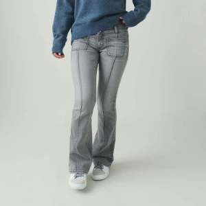 Lågmidjade jeans - Så snygga lågmidjade jeans från Gina Tricot barnavdelning storlek 158, passar dock xs. Lite slitna längst ner men inget man tänker på. Helt slutsålda