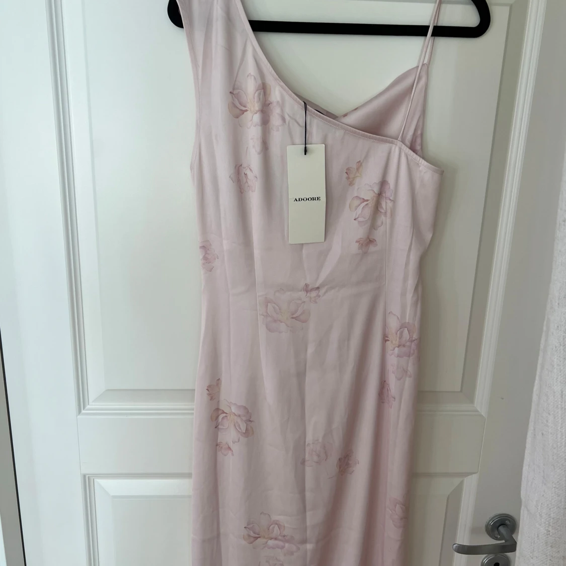 Ljusrosa långklänning med blommigt mönster från Adoore - 1