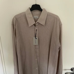 Helt oanvänd skjorta från SANDÖ -  Helt ny och oanvänd med prislapp skjorta från Sandö i storlek 52  Nypris 799kr