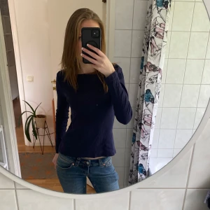 Mörkblå långärmad topp - Säljer en enkel och stilren mörkblå långärmad topp. Sitter figurnära 