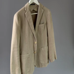 Rose Born kavaj - Rose born linne och bomull. Supersnygg till sommaren. Fungerar utmärkt att komplettera med en stickad tröja, företrädesvis en tunnare Kashmir tröja.