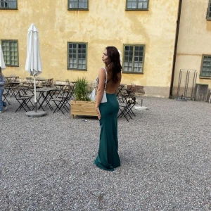 Balklänning - Säljer min balklänning från Ivory Field, originalförpackning finns kvar och även kvitto! Bara att skriva för mer info eller andra funderingar! Använd 1 gång - nämnligen på balen så den är i super bra skick. 