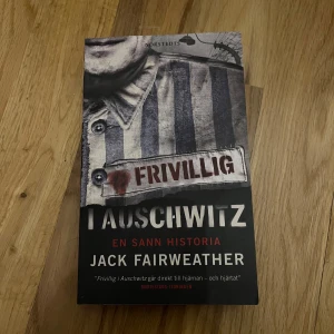 Frivillig i Auschwitz: En sann historia - En gripande bok om motståndsmannen Witold Pilecki som frivilligt lät sig fängslas i Auschwitz för att rapportera om nazisternas grymheter. Boken skildrar mod, motstånd och mänsklighet under andra världskriget. HELT NY