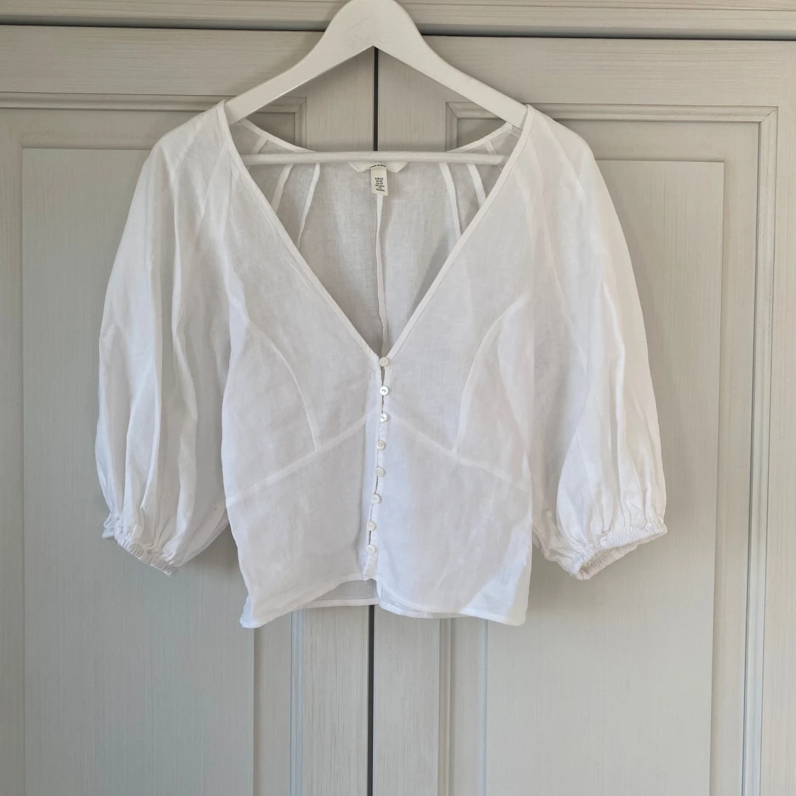 Vit blus med puffärmar från H&M - 3