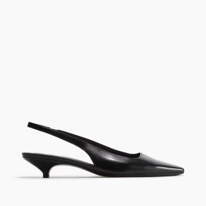 Svarta slingback klackar - Säljer dessa svarta slingback klackar med lågklack  som tyvär inte kommer till användning, nypris 299 men ge gärna ett prisförslag vid intresse💗