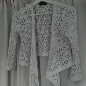 Vit spetskofta från Impulse London - Säljer en vit spetskofta från Impulse London. Står ingen storlek men skulle säga S 🤞