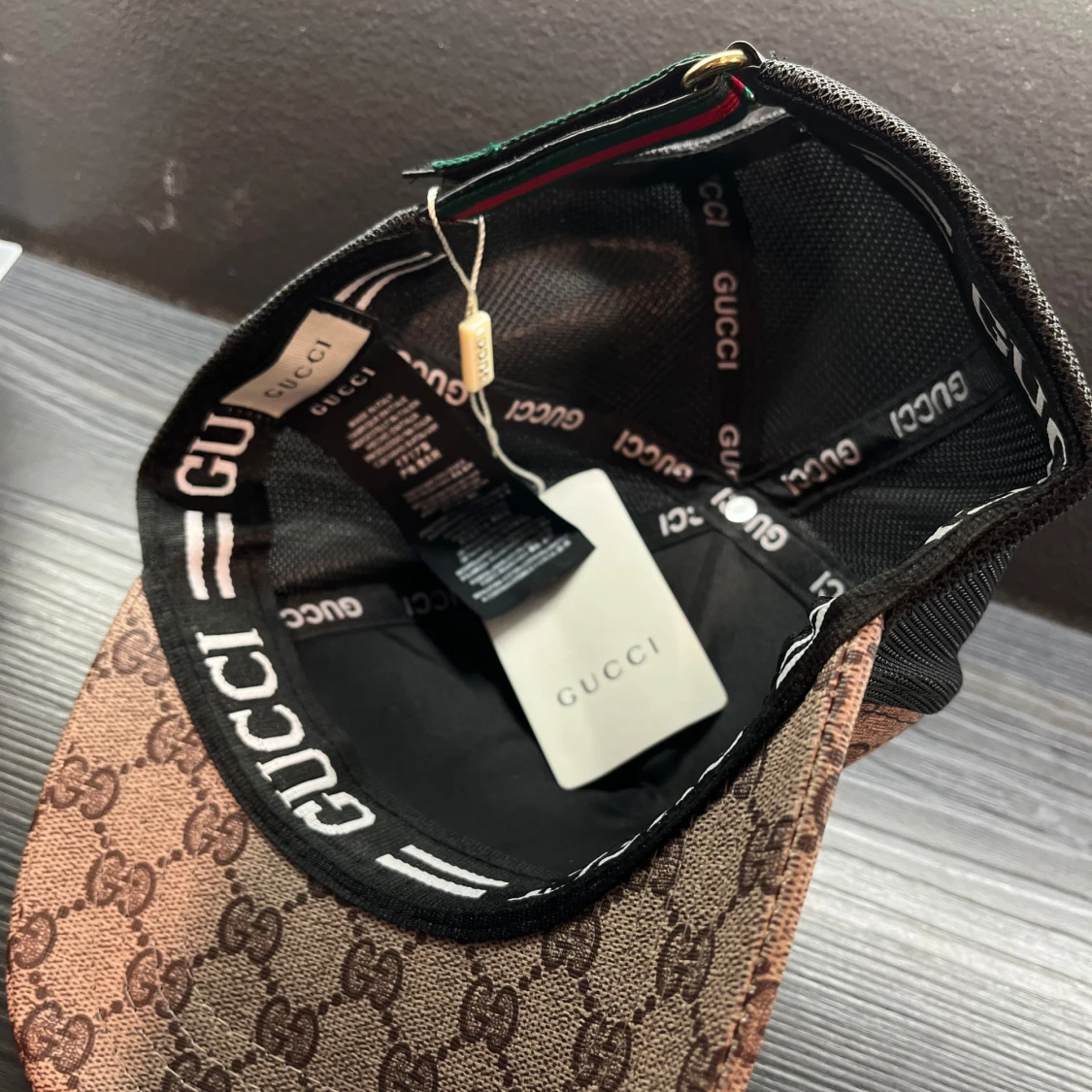 Keps med orm design - 2