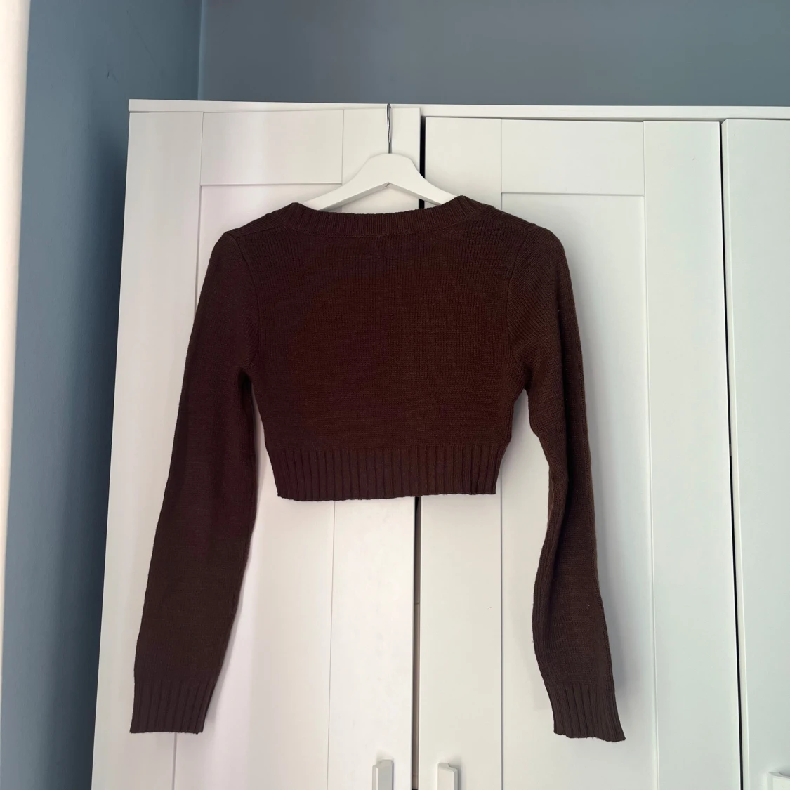 Brun croppad stickad tröja med v-ringning - 1