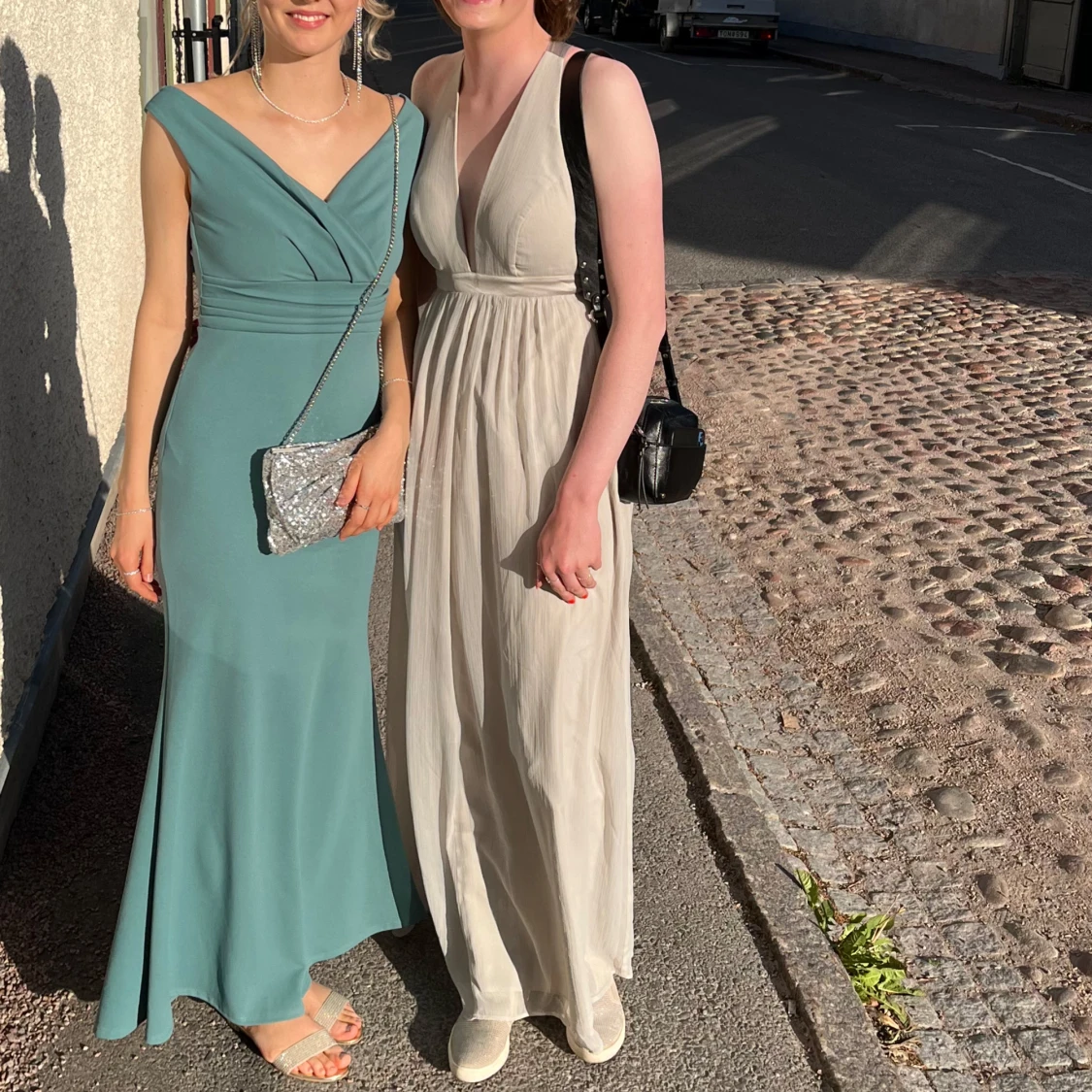 Balklänning i ljusbeige med djup v-ringning