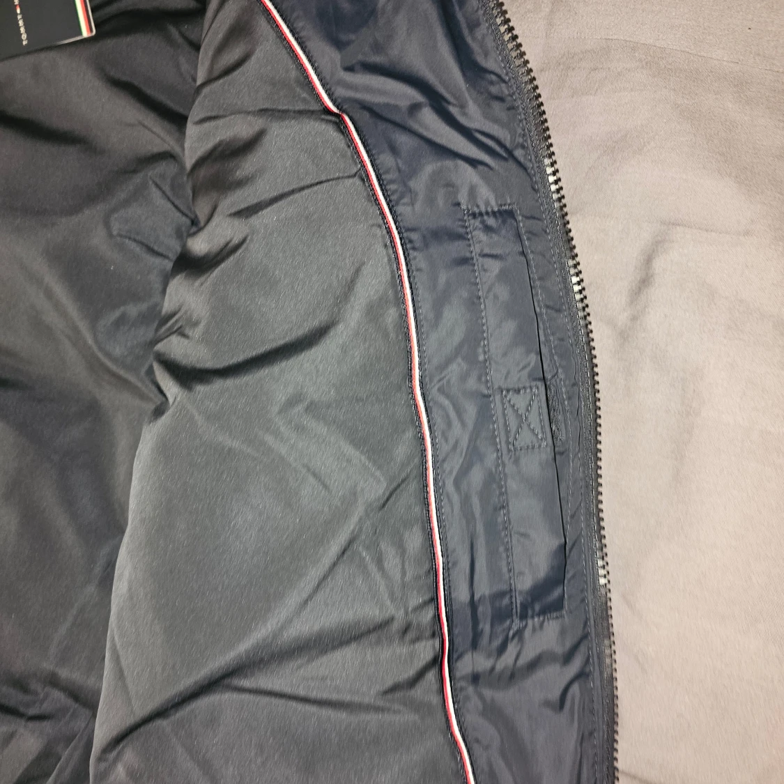 Mörkblå dunväst från Tommy Hilfiger - 2