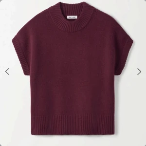 Vinröd stickad ärmlös tröja från Soft Goat - Jätte fin Soft Goat tröja! Tröjan finns inte att köpa hos Soft Goat längre. Den är andvänd fåtal gånger🧡