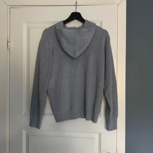 Ljusgrå stickad merinoull zip - Säljer en ljusgrå stickad merinoull zip. Köpte den för ett tag sen men blev för liten ganska snabbt så hann inte använda den så mycket. Tveka inte på att höra av er. 