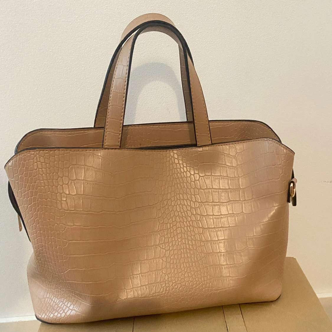 Beige axelväska med krokodilpräglat mönster - 1