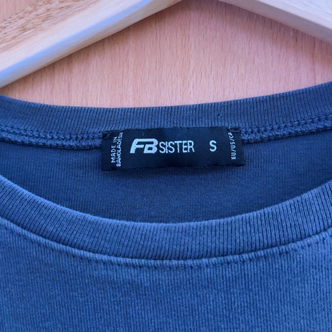 Mörkgrå croppad t-shirt med strassdetaljer från FB Sister - 2